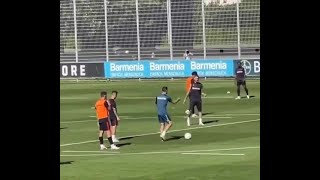 Xabi Alonso interrompe lallenamento del Bayer Leverkusen cè una giocata che non vuole vedere [upl. by Schoening]