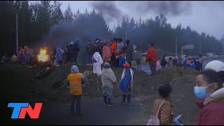 ECUADOR I Los indígenas bloquean rutas en protesta contra el gobierno de Lasso [upl. by Annmarie]