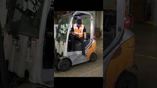 Mounting and Dismounting a Forklift Truck  Manual Handling [upl. by Newmark75]