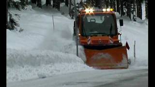 Mercedes Unimog U 400 mit SPRINGER Winterdienstgeräten [upl. by Gerda]