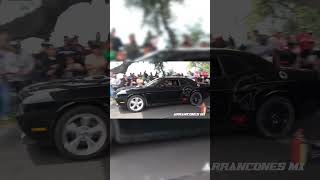 Charger Hellcat vs Challenger RT arrancones [upl. by Gnilrits]