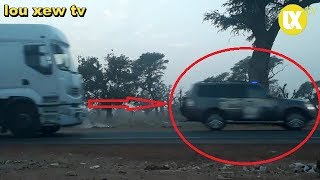 regardez ce que fait le cortège de Macky Sall sur la route de Fatick [upl. by Eitsyrhc]