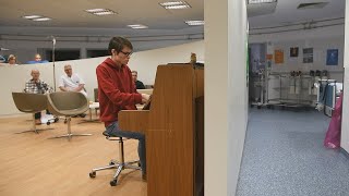 Der Pianist auf der UKMPalliativstation bringt Ruhe und Leichtigkeit [upl. by Esilahs]