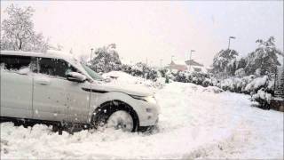 Rang Rover Evoque VS Snow VS Rottweiler [upl. by Louanne]