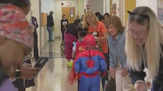 Familias celebran las festividades de Halloween para niños con cáncer [upl. by Ssilem493]