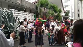 メキシコ大使館 子供の日 ピニャータ割り el día del niño embajada de México en Japón piñata [upl. by Oemac]