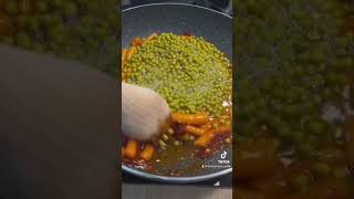 Petits pois carottes et morceaux de poulet [upl. by Herold]