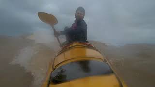 Sudestada en el Rio Parana Rosario  Barrenando olas en kayak [upl. by Vasiliki800]