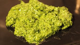 Pesto mit gerösteten Walnüssen und Bärlauch genau richtig fürs Frühjahr [upl. by Anailuig234]