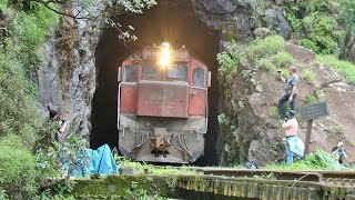 Trem ALL Dupla de GT22 Ferrovia Curitiba  Paranaguá saindo do túnel no Viaduto Carvalho [upl. by Nnywg]