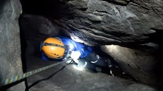 Extrem enge Höhlenbefahrung mit Geocache  Riesenturmhöhle Elbsandsteingebirge [upl. by Adele]