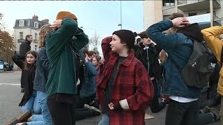 Dijon  des lycéens sagenouillent en soutien à ceux interpellés à ManteslaJolie [upl. by Turne]