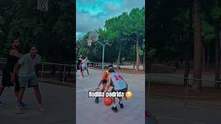 Rodilla podrida con los reales movimientos 🔥😳 basketball basquetbolista foryou humor basquet [upl. by Eniamreg125]