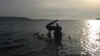 Concert de piano sur leau à Balaruc les Bains [upl. by Anomis]