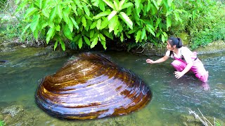 The river clam was washed clean by the water and the pearls in its belly were really beautiful [upl. by Lilyan]