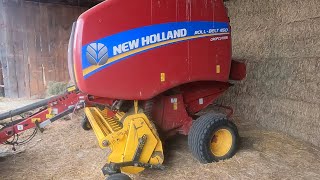 New Holland BR7060 vs New Holland RollBelt 450 [upl. by Sheff]