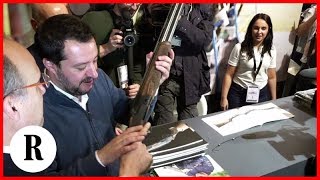 Fiera delle armi di Vicenza Salvini imbraccia il fucile quotLegittima difesa è regalo agli italianiquot [upl. by Conners]