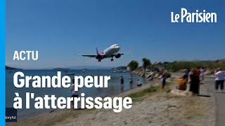 Un avion frôle de très près des touristes lors de son atterrissage en Grèce [upl. by Tanner]