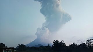 Indonesien Vulkan Mount Merapi spuckt Asche über Java [upl. by Adriana]