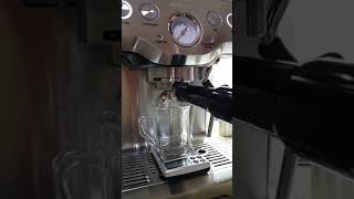 Extração na cafeteira Tramontina Breville Bes840xl com grao moido na hora [upl. by Laehcym292]