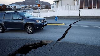 Magma unter Grindavík Straßen und Gehwege brechen auf [upl. by Manas]