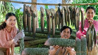 Traditional Village Cooking Wild Elephant Foot Yam with Fishes  Kitchen Foods [upl. by Farica]