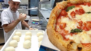 Pizzaiolo Napoletano prepara limpasto per la Pizza napoletana nella sua pizzeria a Roma 🇮🇹 [upl. by Merrick]