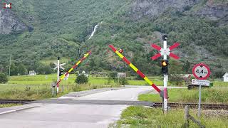 Planovergang Flåm  Fretheimshaugane • 1372024 • Norwegian railroad crossing 4K [upl. by Aicemak935]