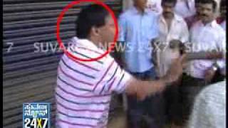 SUVARNA NEWS  MAN GETS A BEATING FOR SEXUALLY HARASSING A WOMAN [upl. by Pheni846]