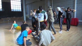 Alumnes dArsènic i de lescola de teatre del Camp de Refugiats de Jenin preparen una dramatúrgia [upl. by Davide]