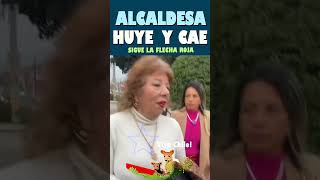 Alcaldesa huye de vecinos y se cae al piso [upl. by Evadne269]