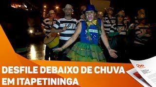 Desfile debaixo de chuva em Itapetininga  TV SOROCABASBT [upl. by Enialb581]