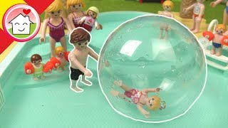 Playmobil en español La familia Hauser con la bola de agua hinchable en el parque acuático [upl. by Ainotna]