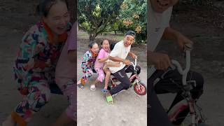 Xe đạp quá nhỏ mà gia đình quá đông 😅😅 funny [upl. by Adrahs]