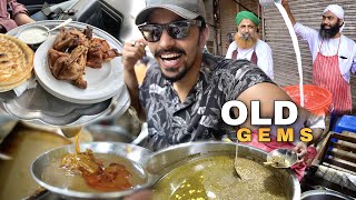 OLD STREET FOOD GEMS IN LAHORE  Tabaq Chargha Waris Nihari amp Shakar Kulcha in Pakistan [upl. by Melise]