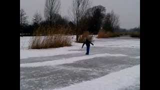 Glenn oefent overstap pootje over bij schaatsen in quot8 vormquot [upl. by Aeriela453]