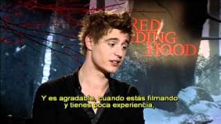 quotLa Chica de la Capa Rojaquot Entrevista Max Irons Oficial Warner Bros Pictures Subtitulado [upl. by Triplett]