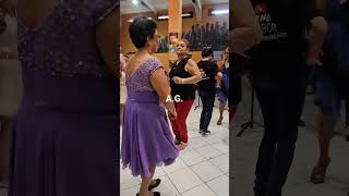 Los bailarines moviendo el cuchumbo plazalibertad viral shorts paraty [upl. by Zysk]