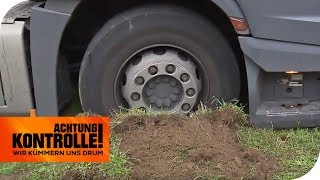 LKW auf AutobahnParkplatz fest gefahren  Der ADAC hilft  Achtung Kontrolle  kabel eins [upl. by Shimberg585]