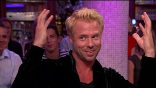 Thijs Römer quotVolgend jaar loopt iedereen met dit kapselquot  RTL LATE NIGHT [upl. by Nairadal]