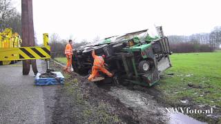 Vrachtwagen beland op zijkant in sloot Duivendansweg Wezep [upl. by Pellikka]