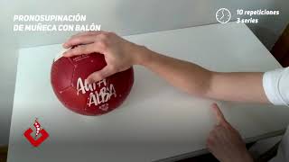 FISIOTERAPIA EN CASA Prono supinación de muñeca con balón [upl. by Fotinas]