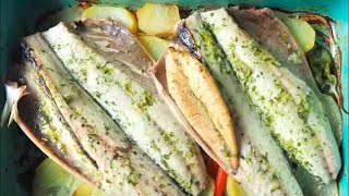 CABALLA AL HORNO CON PATATAS Pescado en salsa muy fácil [upl. by Ayouqes333]