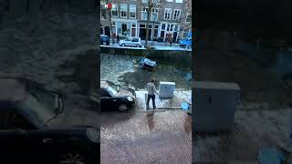 Student redt vrouw uit te water geraakte auto in Delft nos nieuws [upl. by Goth]