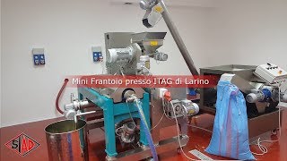 MINI FRANTOIO 200250 kgh di olive installato presso ITAG di Larino il 26102017 [upl. by Asilegna]