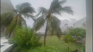 Le Cyclone Belal frappe lîle de La Réunion qui repasse en alerte rouge  AFP Images [upl. by Enidan]