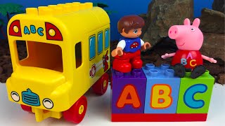 LEGO DUPLO MI PRIMER AUTOBUS  MY FIRST BUS  APRENDE LAS LETRAS ABC CON PEPPA PIG  LEARN THE ABC [upl. by Ayiak]