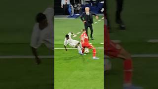 VINICIUS JR RECIBE UNA FALTA Y ANCELOTTI REACCIONA DESDE EL BANQUILLO football shorts [upl. by Leicester]