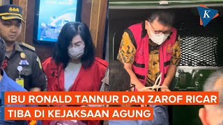 Momen Ibu Ronald Tannur dan Zarof Ricar Diborgol Saat Tiba di Kejaksaan Agung [upl. by Seaman]