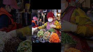 광장시장 최고의 인싸 직접만든 17가지 나물로 비빔밥 비벼주는 이모  Korean street food [upl. by Alegnaed322]